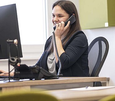 Bild einer Frau im Büro